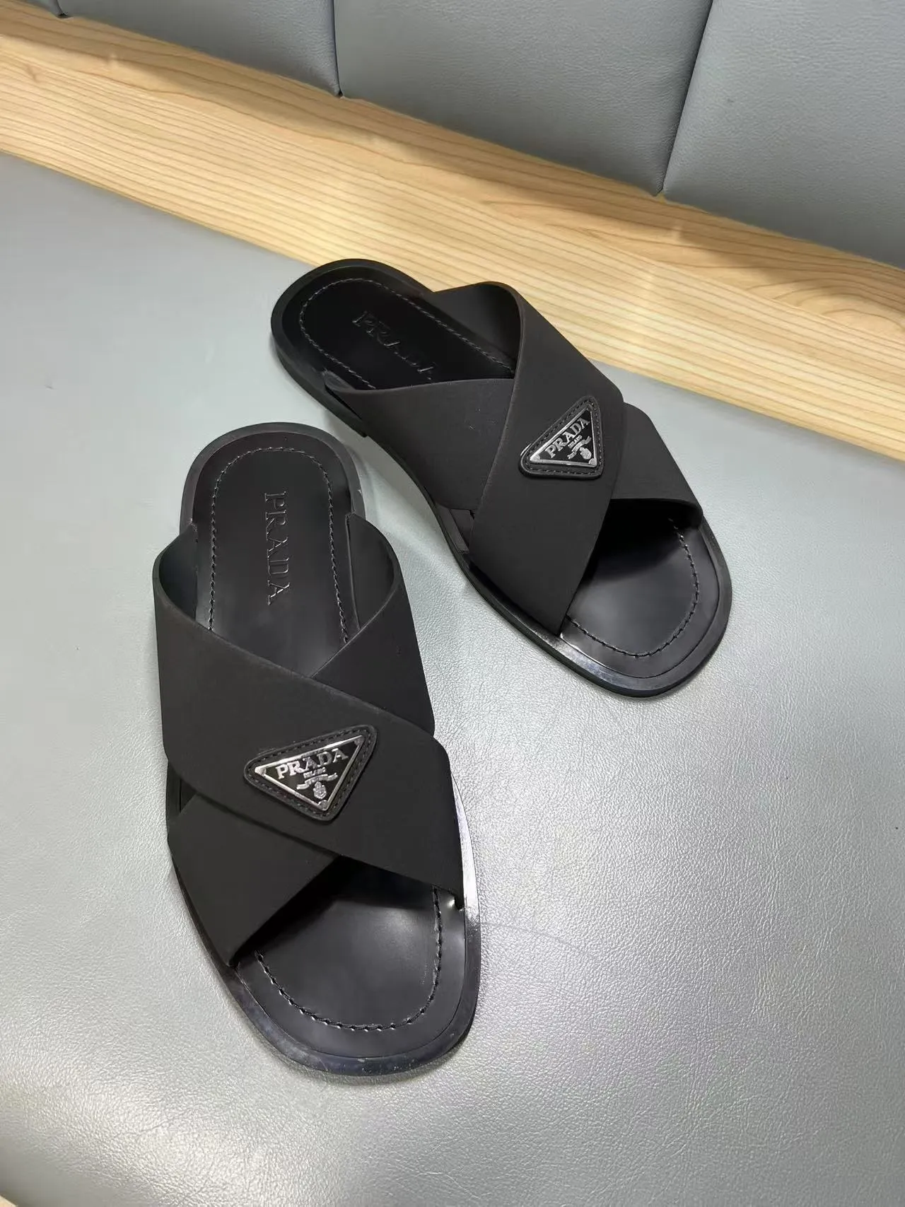 340💰PRADA Prada’s latest slippers are synchronized with the official website. This slipper is made of the brand’s unique and iconic Saffiano leather. The brand logo jumps out from the double straps, and the brand style is clearly visible. Cowhide gives men elegant charm and functional design, making it an ideal choice for vacation and leisure. Size:38-45